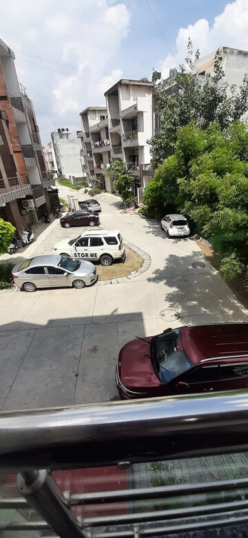 Team Area in 2 BHK Builder Floor at Landcraft Golf Links, Pandav Nagar – for Rent