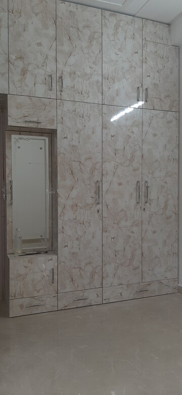 Furnished Amenities in 2 BHK Builder Floor at Landcraft Golf Links, Pandav Nagar – for Rent