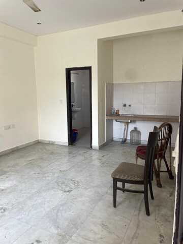 Room in 4 BHK Independent House at RWA Apartments Sector 51, Sector 51 – for Rent