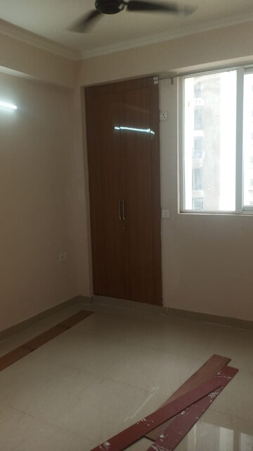 Room in 3 BHK Apartment at Amrapali Golf Homes, Sector 4 Greater Noida – for Rent