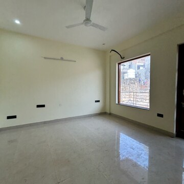 Room in 3 BHK Builder Floor at Ansal Plaza Sector-23, Carterpuri Village – for Rent