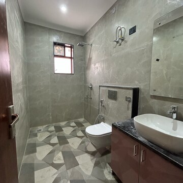 Bathroom in 3 BHK Builder Floor at Ansal Plaza Sector-23, Carterpuri Village – for Rent