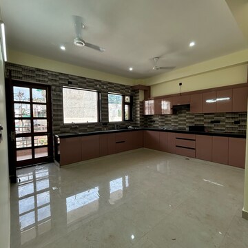 Room in 3 BHK Builder Floor at Ansal Plaza Sector-23, Carterpuri Village – for Rent