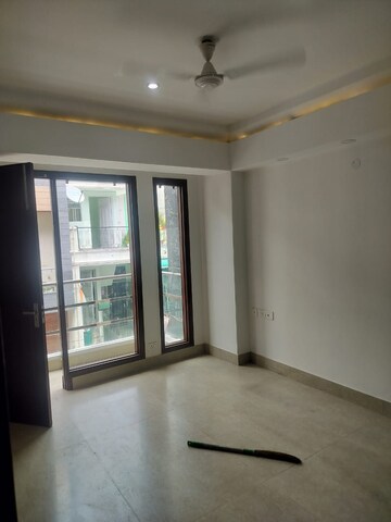 Room in 3 BHK Builder Floor at Vikas Puri – for Rent