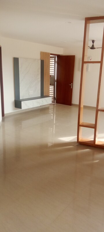 Room in 3.5 BHK Apartment at Apex Green, Sector 8 – for Rent