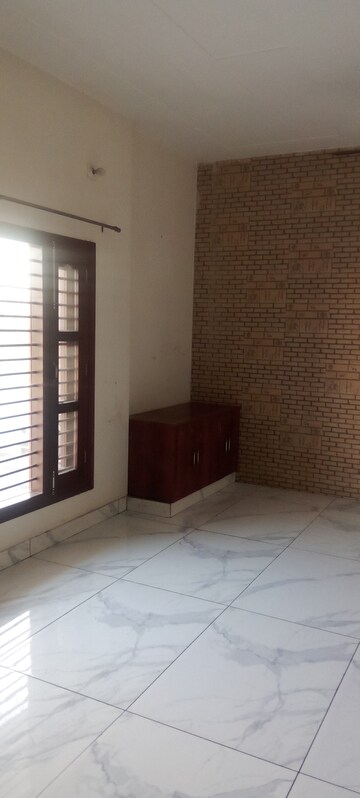 Room in 3.5 BHK Apartment at Apex Green, Sector 8 – for Rent