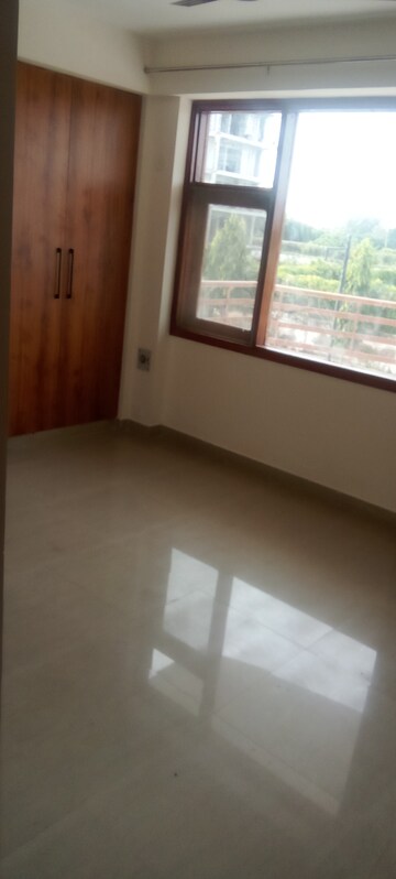 Room in 3.5 BHK Apartment at Apex Green, Sector 8 – for Rent