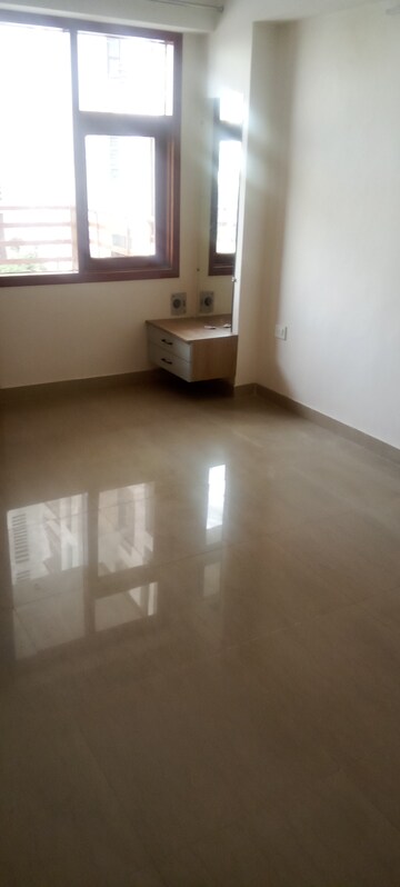 Room in 3.5 BHK Apartment at Apex Green, Sector 8 – for Rent