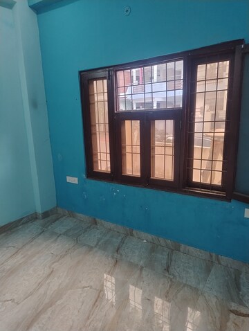 Room in 3 BHK Apartment at Omaxe R2, Gomti Nagar – for Rent