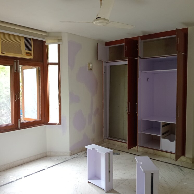 Room, greater kailash ii 4 Bedroom 600 Sq.Yd. Builder Floor In Greater Kailash ii Delhi 9186767