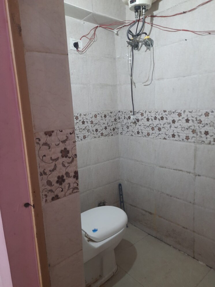 Bathroom, gtb enclave 3 Bedroom 1000 Sq.Ft. Apartment In Gtb Enclave Delhi 9186791
