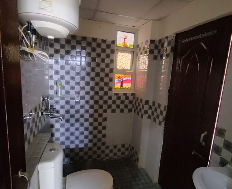 Attached Bathroom, ghazipur 2 Bedroom 1400 Sq.Ft. Apartment In Ghazipur Zirakpur 9186899