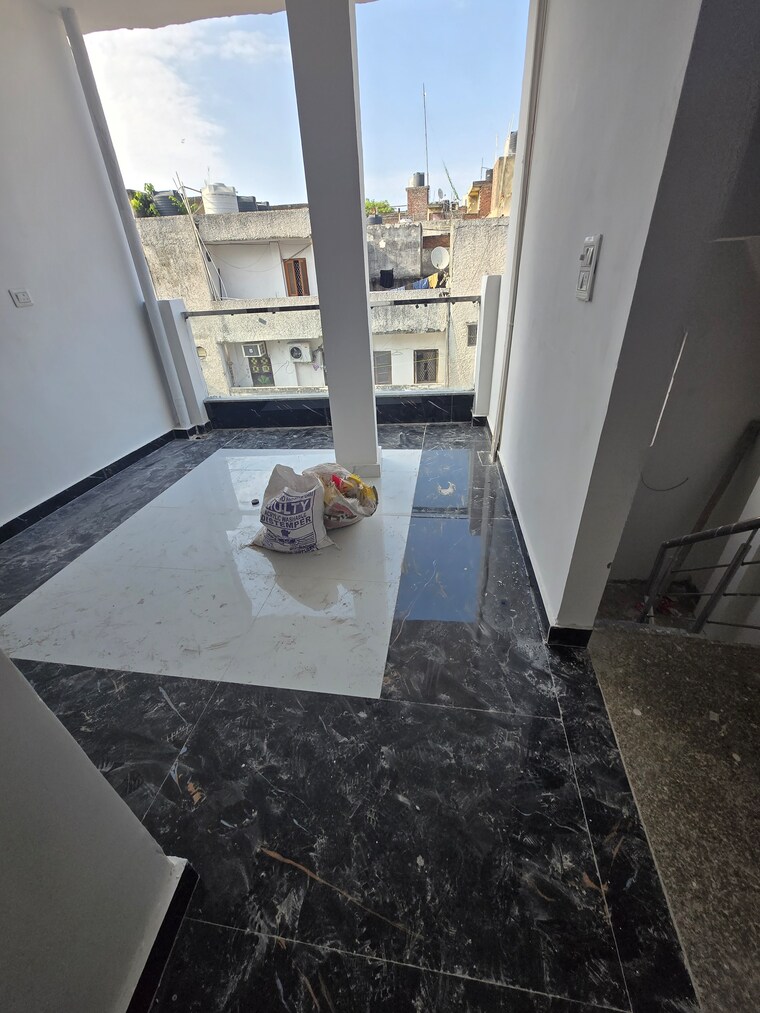 Room, lajpat nagar 4 1.5 Bedroom 600 Sq.Ft. Apartment In Lajpat Nagar 4 Delhi 9187070