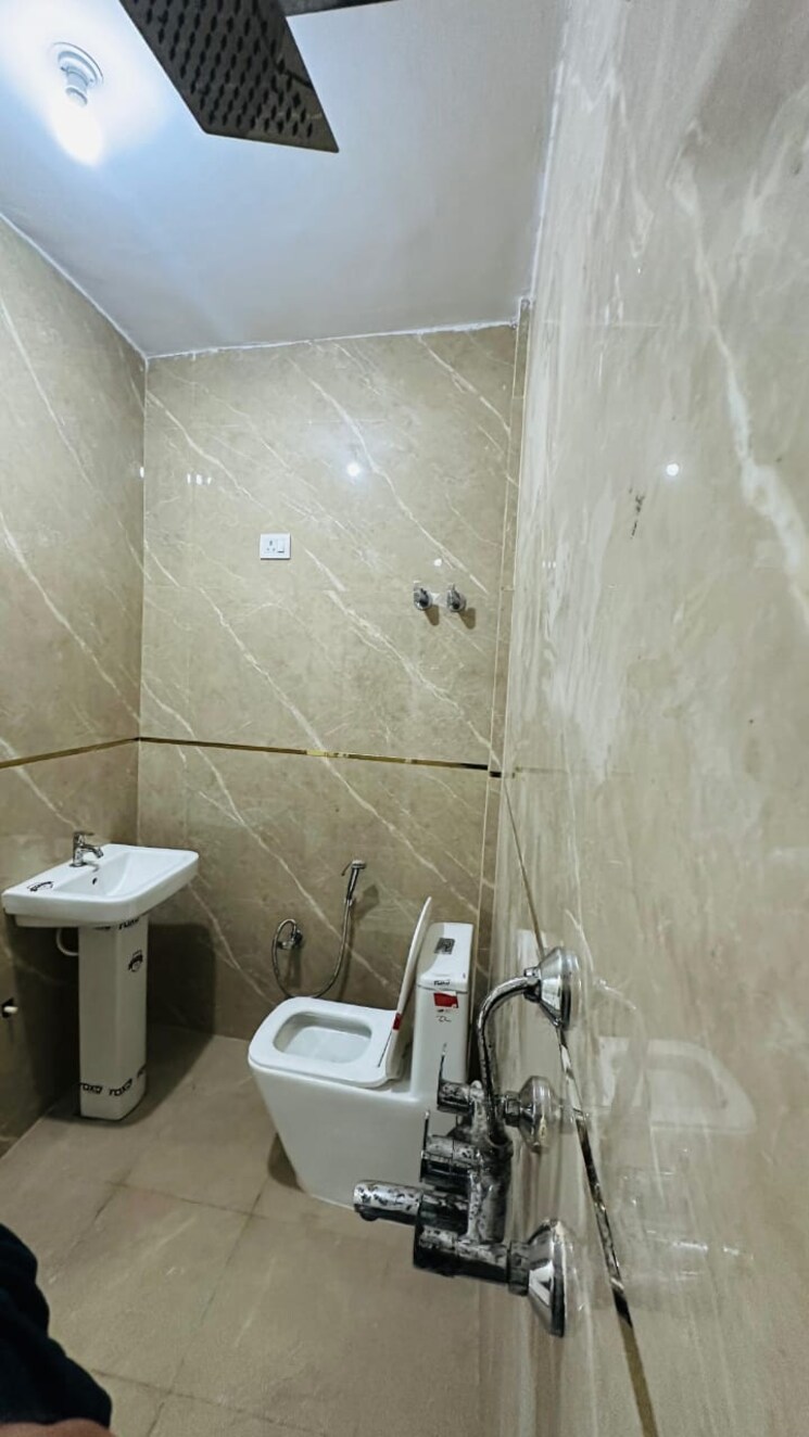 Bathroom, sector 50 2.5 Bedroom 1800 Sq.Ft. Builder Floor In Sector 50 Noida 9187209