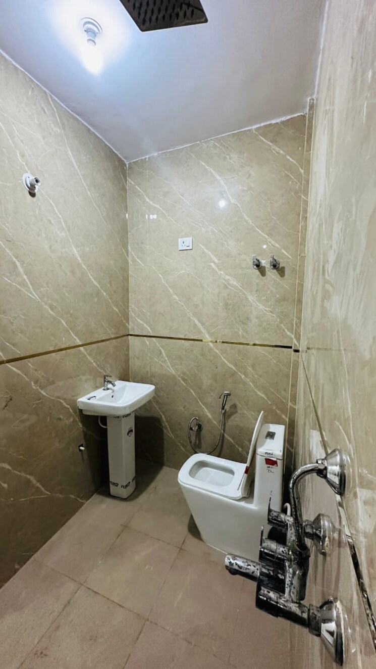 Bathroom, sector 50 2.5 Bedroom 1800 Sq.Ft. Builder Floor In Sector 50 Noida 9187209