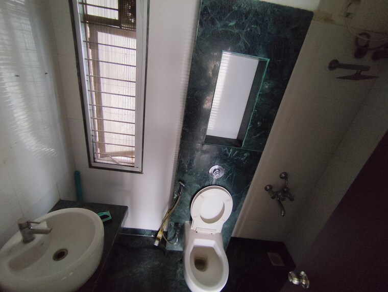 Bathroom, lodha-iris 2 Bedroom 927 Sq.Ft. Apartment In Majiwada Thane 9187216