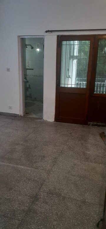 Room in 3 BHK Apartment at Vasant Kunj – for Rent