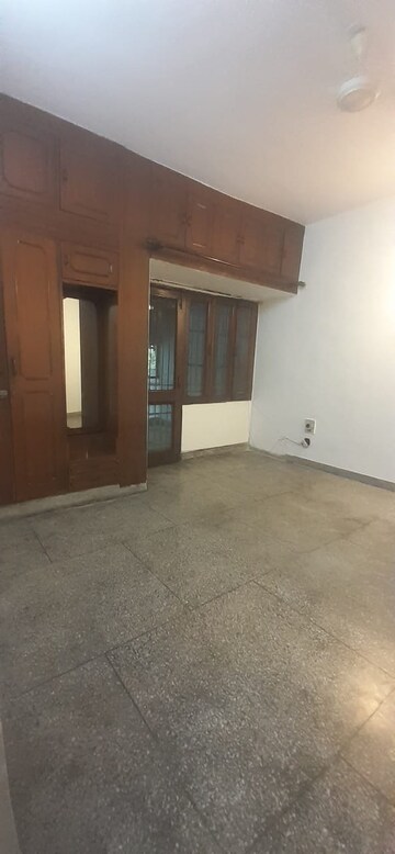 Room in 3 BHK Apartment at Vasant Kunj – for Rent