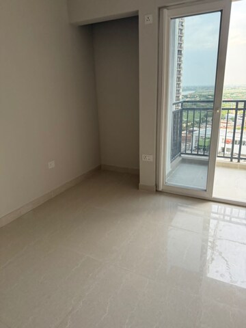 Room in 3 BHK Apartment at Eldeco Live By The Greens, Sector 150 – for Sale