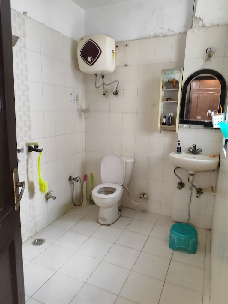 Attached Bathroom, varun-enclave 1.5 Bedroom 750 Sq.Ft. Apartment In Sector 28 Noida 9187388