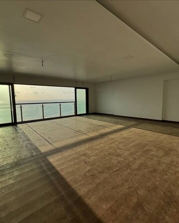Room in 5 BHK Apartment at Bandra West – for Sale