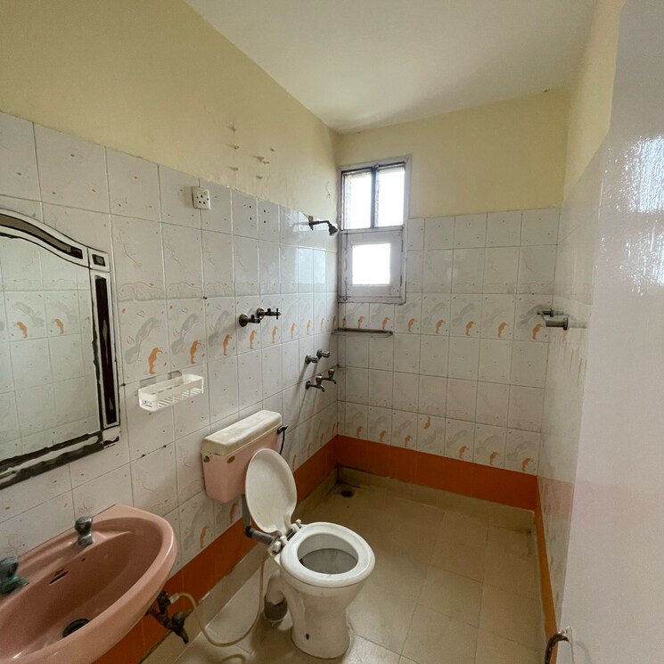 Bathroom, creative-huts-society 3 Bedroom 1400 Sq.Ft. Apartment In Sector 21c Faridabad 9187486