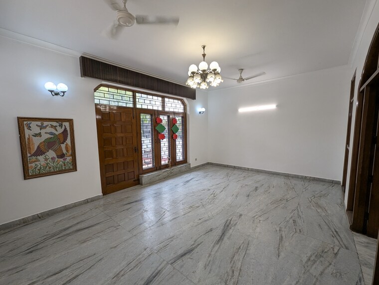 Room, krishna-palace-faridabad 5 Bedroom 350 Sq.Yd. Independent House In Sector 15a Faridabad 9187488
