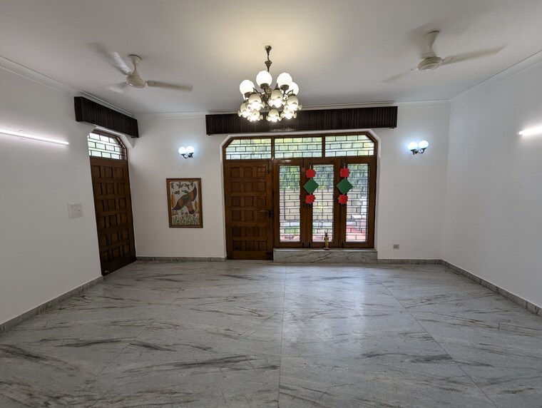 Room, krishna-palace-faridabad 5 Bedroom 350 Sq.Yd. Independent House In Sector 15a Faridabad 9187488