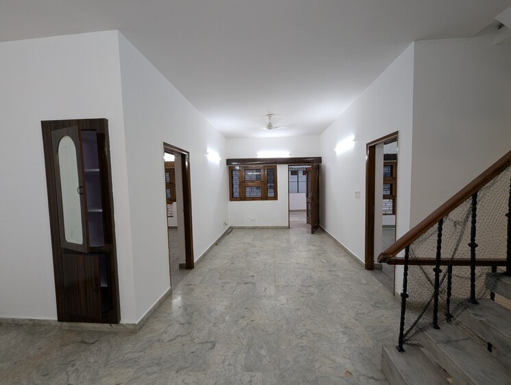 Room, krishna-palace-faridabad 5 Bedroom 350 Sq.Yd. Independent House In Sector 15a Faridabad 9187488
