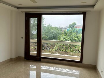 Room in 4 BHK Builder Floor at Panchsheel Park – for Rent