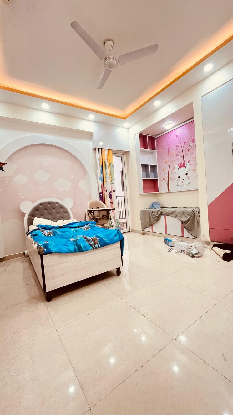 Team Area, mahagun-mezzaria 3.5 Bedroom 2500 Sq.Ft. Apartment In Sector 78 Noida 9187759