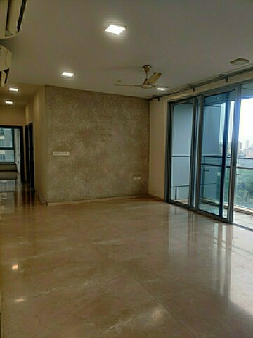 Room in 6 BHK Apartment at Oberoi Realty Esquire, Goregaon East – for Sale