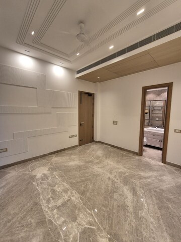 Room in 4 BHK Builder Floor at Hauz Khas Enclave – for Sale