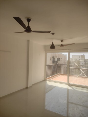 Room in 2 BHK Apartment at Tata Eureka Park, Sector 150 – for Rent