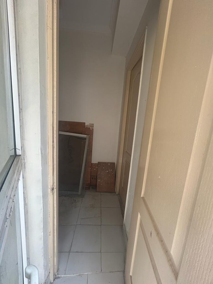 Balcony, paras-tierea 3.5 Bedroom 1580 Sq.Ft. Apartment In Sector 137 Noida 9187896