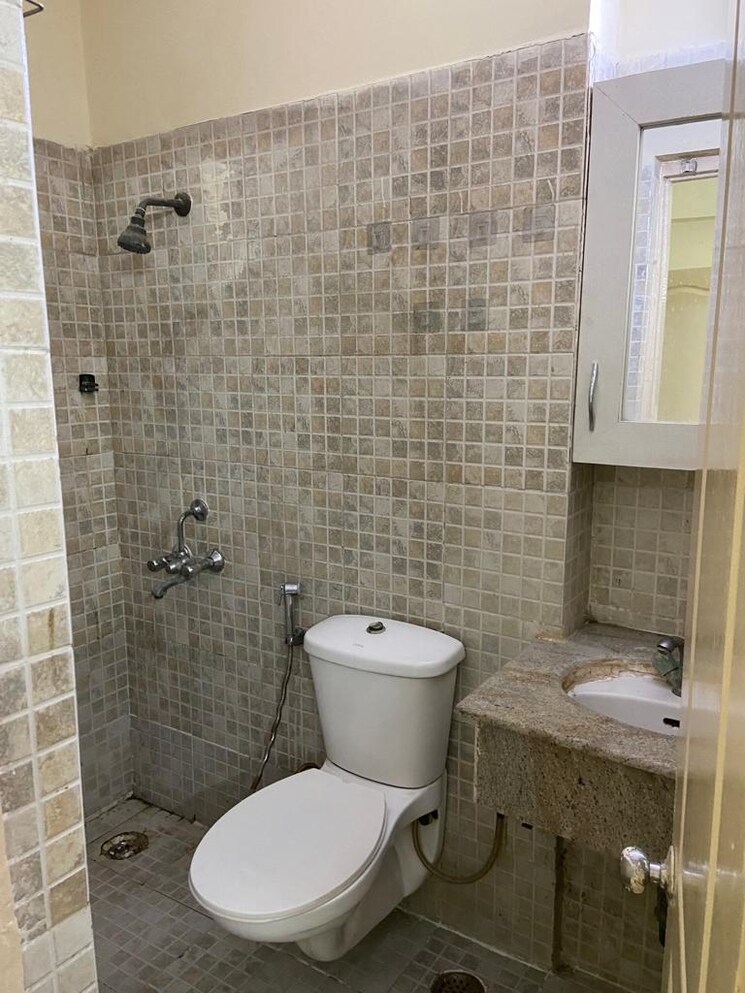 Bathroom, paras-tierea 2 Bedroom 925 Sq.Ft. Apartment In Sector 137 Noida 9187924