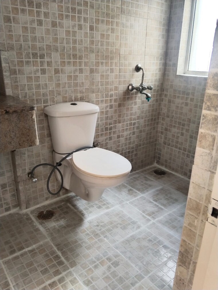 Bathroom, paras-tierea 3 Bedroom 1265 Sq.Ft. Apartment In Sector 137 Noida 9187930