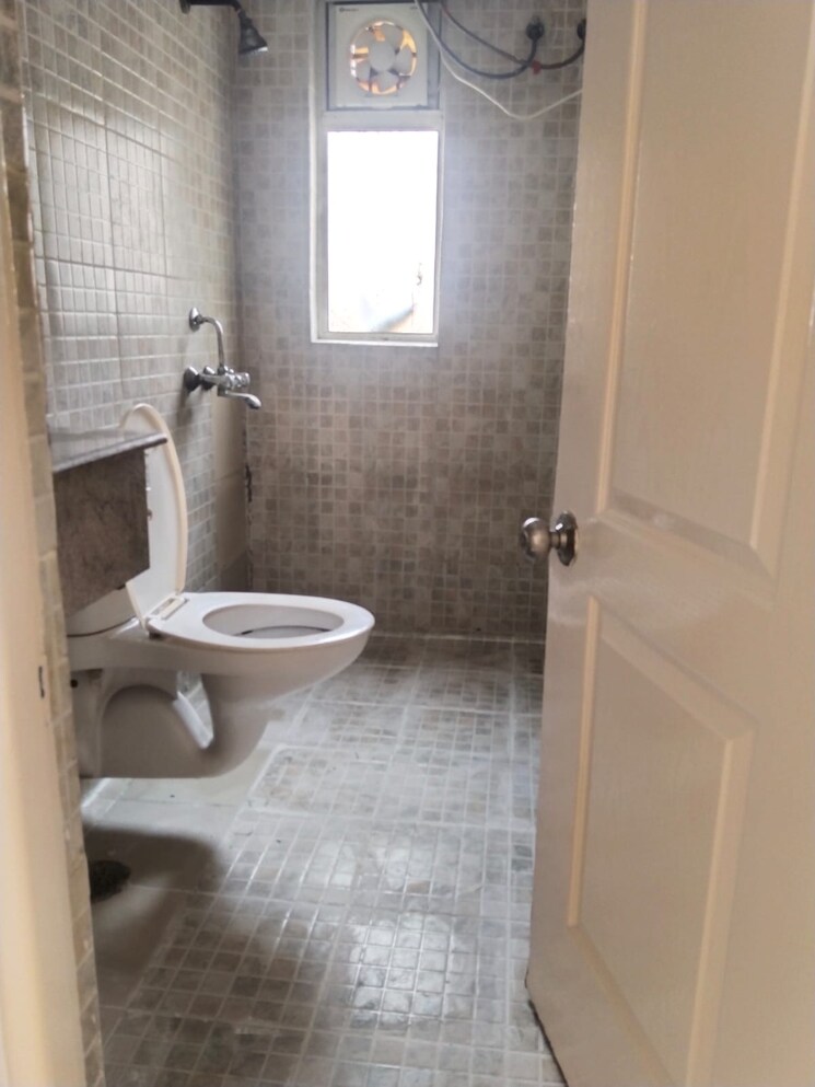 Bathroom, paras-tierea 3 Bedroom 1265 Sq.Ft. Apartment In Sector 137 Noida 9187930