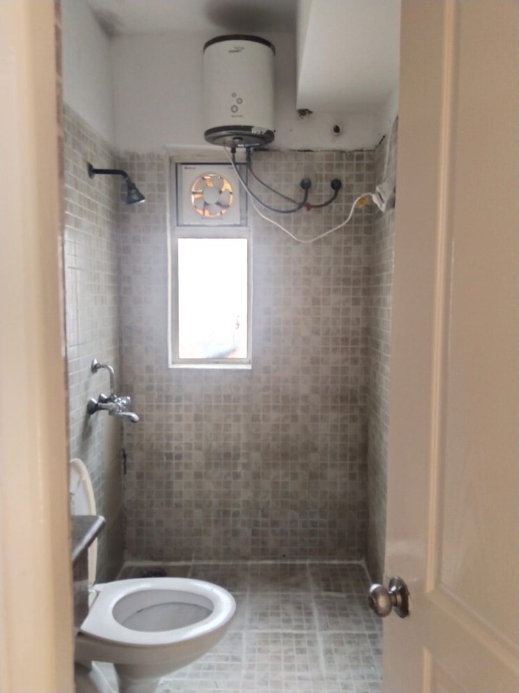 Bathroom, paras-tierea 2.5 Bedroom 1070 Sq.Ft. Apartment In Sector 137 Noida 9187936