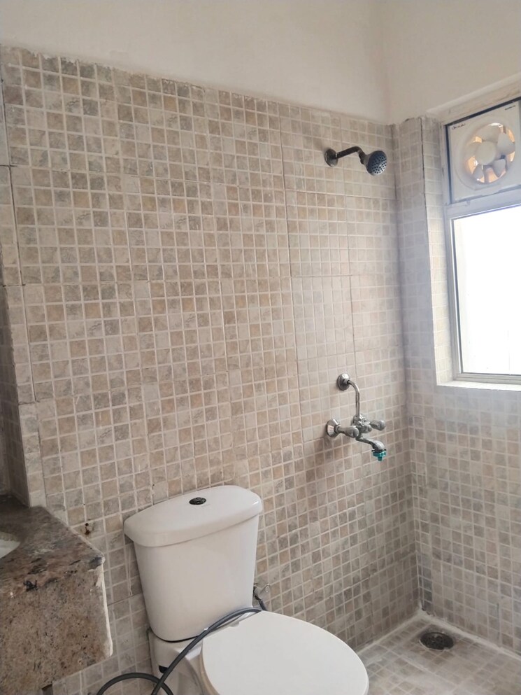 Bathroom, paras-tierea 2.5 Bedroom 1070 Sq.Ft. Apartment In Sector 137 Noida 9187936