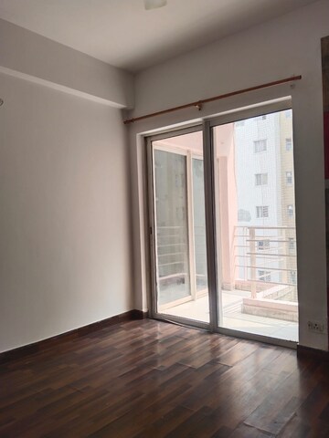 Room in 2.5 BHK Apartment at Paras Tierea, Sector 137 – for Rent