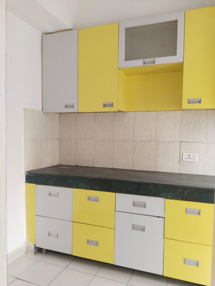 Kitchen, paras-tierea 2.5 Bedroom 1070 Sq.Ft. Apartment In Sector 137 Noida 9187936