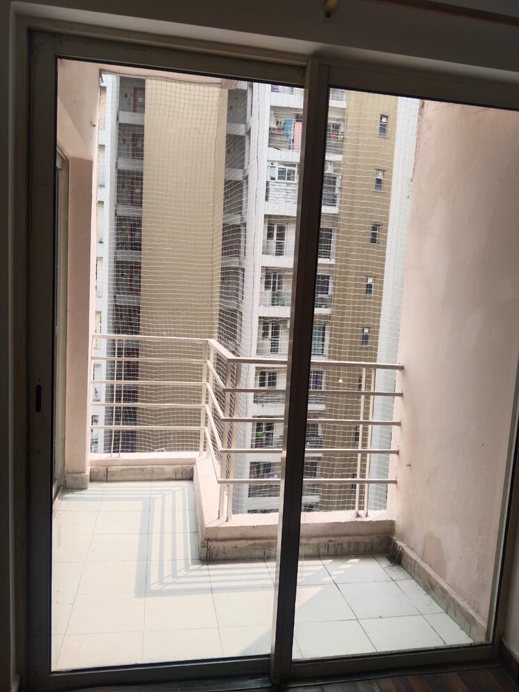 Balcony, paras-tierea 2.5 Bedroom 1070 Sq.Ft. Apartment In Sector 137 Noida 9187936