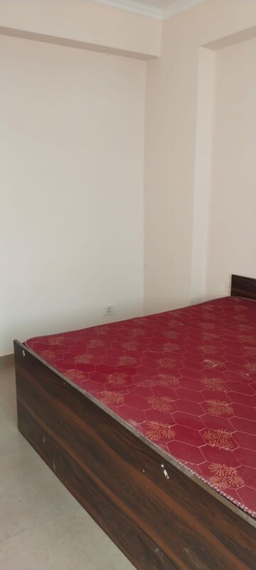 Room in 2 BHK Apartment at Paras Tierea, Sector 137 – for Rent