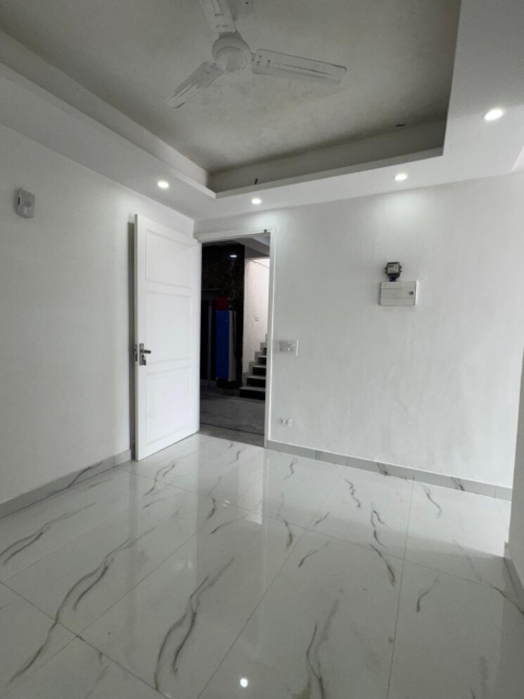 Room, freedom fighters enclave 1 Bedroom 450 Sq.Ft. Apartment In Freedom Fighters Enclave Delhi 9187952