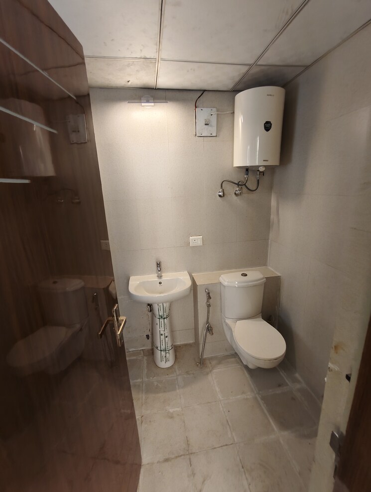 Bathroom, sector 19b dwarka 3 Bedroom 1800 Sq.Ft. Apartment In Sector 19b Dwarka Delhi 9188021