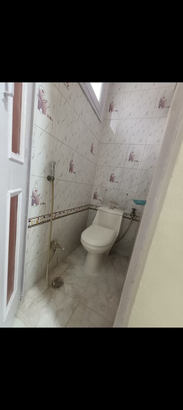 Attached Bathroom in 2.5 BHK Builder Floor at Mayur Vihar Phase 1 – for Rent