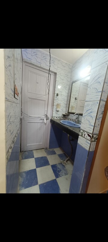 Bathroom in 2.5 BHK Builder Floor at Mayur Vihar Phase 1 – for Rent