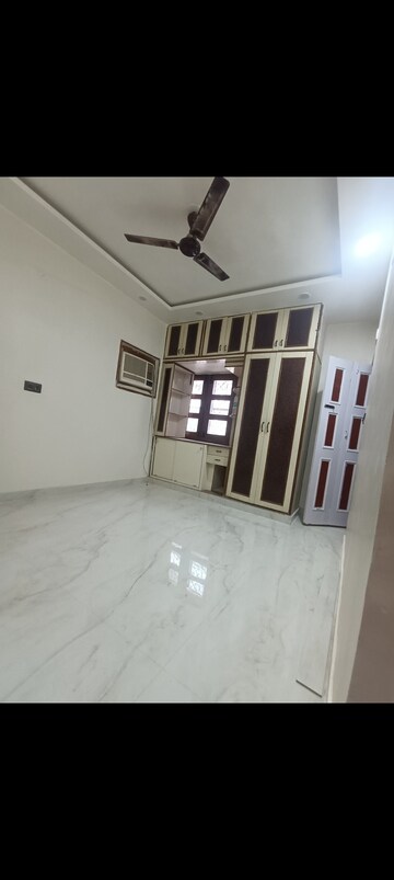 Room in 2.5 BHK Builder Floor at Mayur Vihar Phase 1 – for Rent