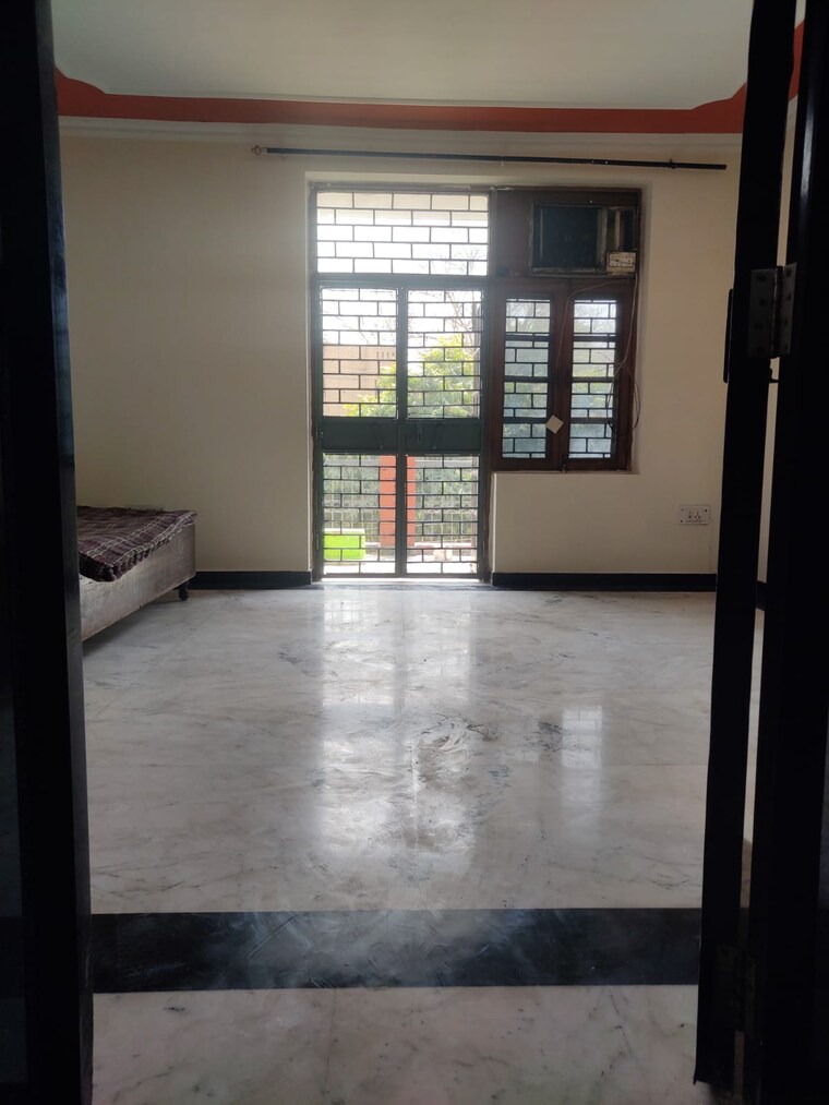 Room, rwa-apartments-sector-19 1.5 Bedroom 750 Sq.Ft. Independent House In Sector 19 Noida 9188150